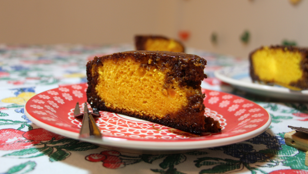 Receita de Bolo de Cenoura com calda de chocolate feito no liquidificador